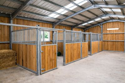 Écurie en bois et métal Écurie en bois et métal