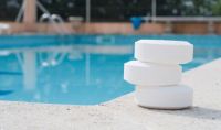 https://www.guide-piscine.fr/medias/image/prix-d-un-traitement-au-chlore-pour-la-piscine-21141-643-0.jpg