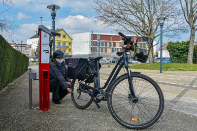 Borne de réparation, gonflage et recharge de vélo Borne de réparation, gonflage et recharge de vélo