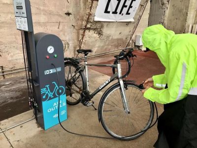 Station pour réparation et gonflage de vélo tout-en-un Station pour réparation et gonflage de vélo tout-e