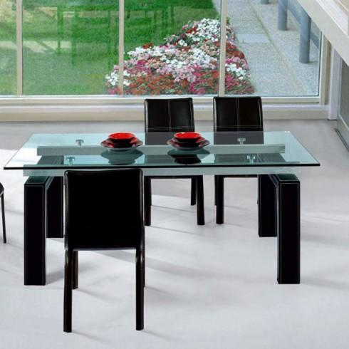 Cuisine américaine donnant sur table à manger sous pergola vitrée