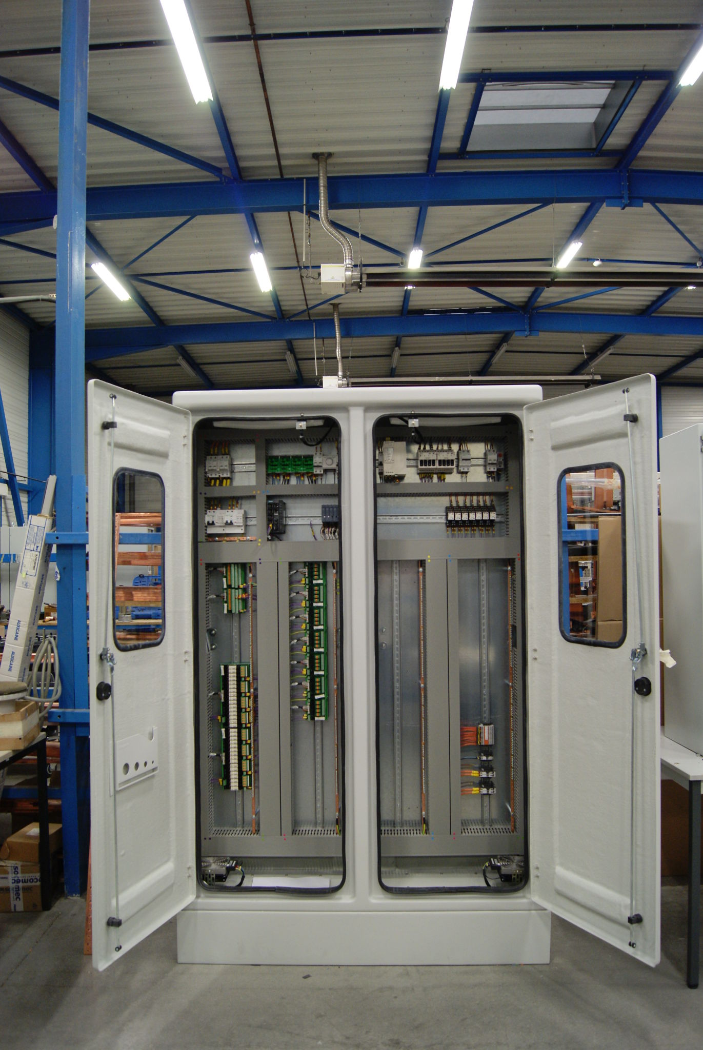 Armoires de controle commandes specifiques