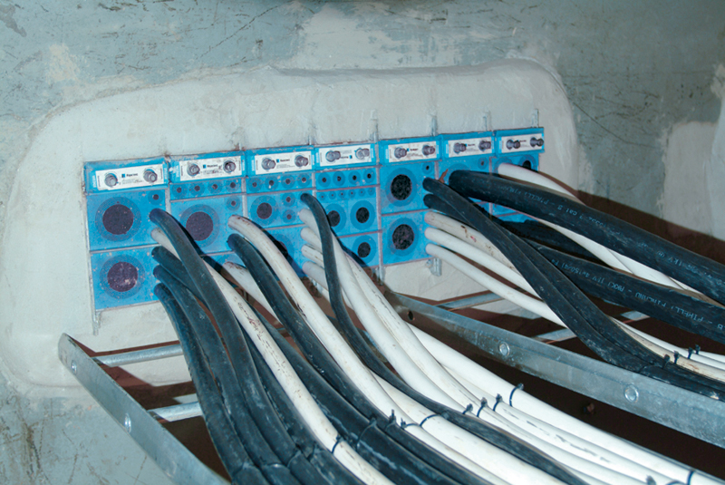 Passages de cables et tuyauteries etanches pour batiments