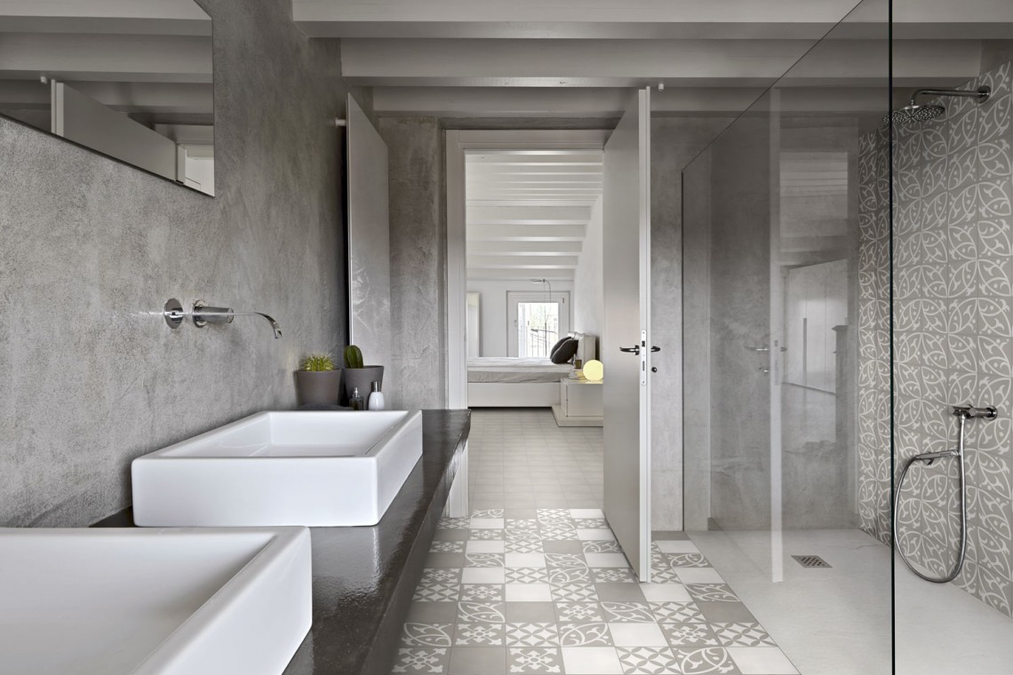 Salle de bain decoree avec des carreaux de ciment gris et blanc