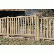 CLÔTURE EN BOIS À BARREAUX