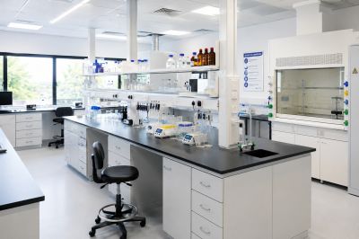 Réception d’un laboratoire neuf : que vérifier avant la mise en service ?