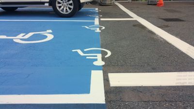 Places de parking PMR : quelles réglementations ?