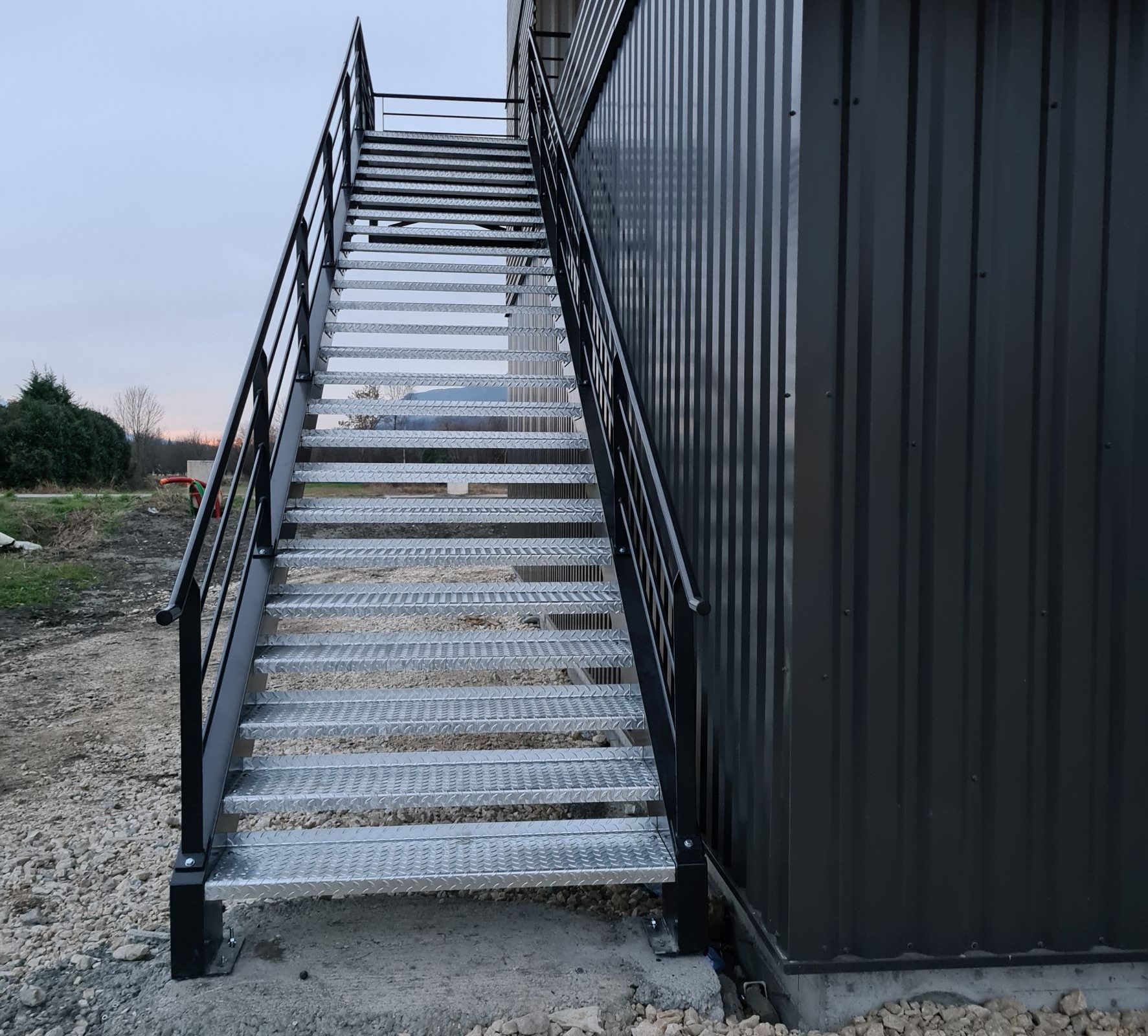 Escalier droit en métal