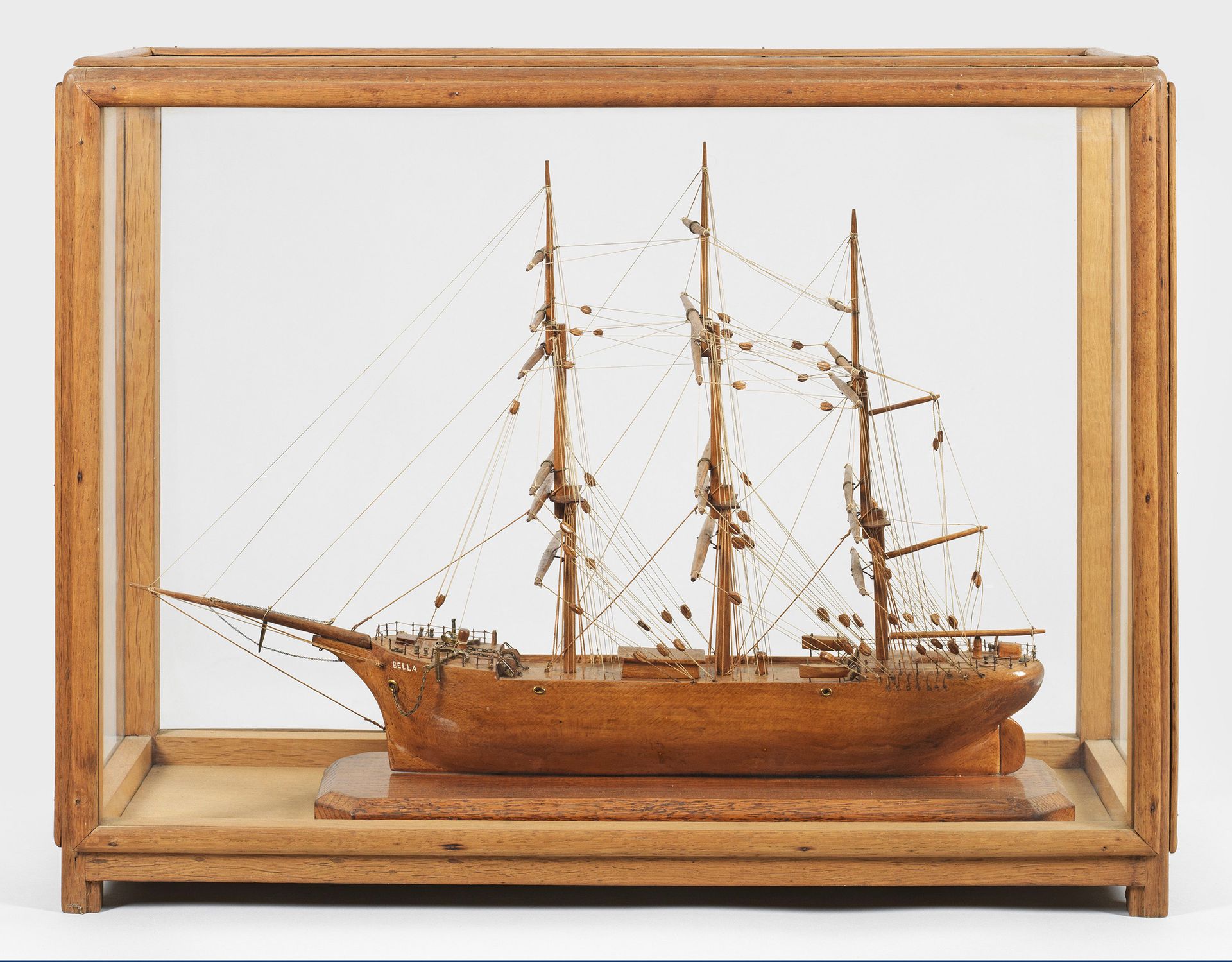 Vitrine d'exposition en bois