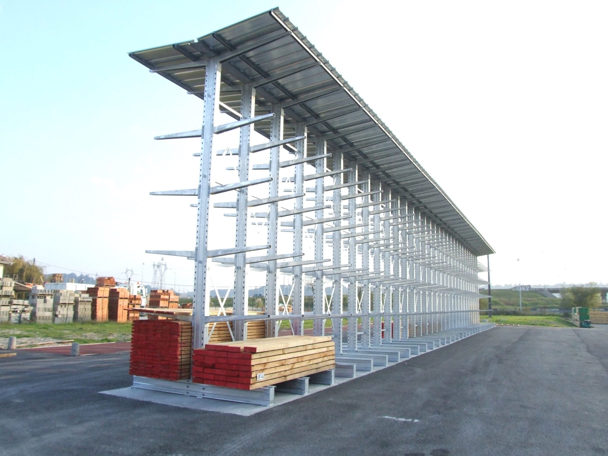 Rayonnage cantilever avec toiture