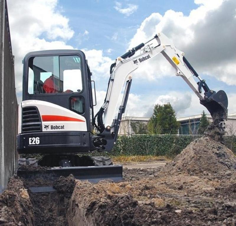 Mini pelle BOBCAT E25 et E26 - poids 2T6, hauteur 2m41, largeur 1m50, profondeur de fouille 2m89