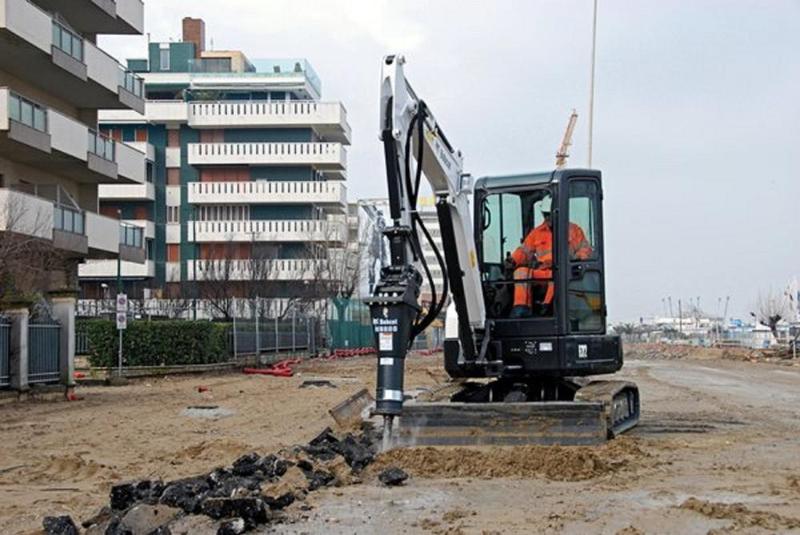 Mini pelle BOBCAT E32 et E35 - 3,2 tonnes et 3,5 tonnes avec courroies à tension automatique et compartiment de rangement verrouillable