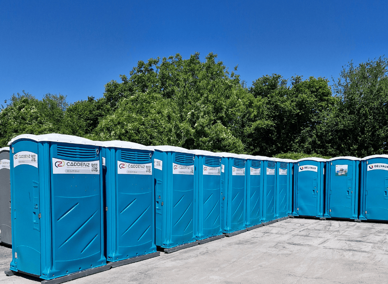 Cabine WC autonome à l'anglaise avec urinoir - Sanitaires modulaires en PEHD