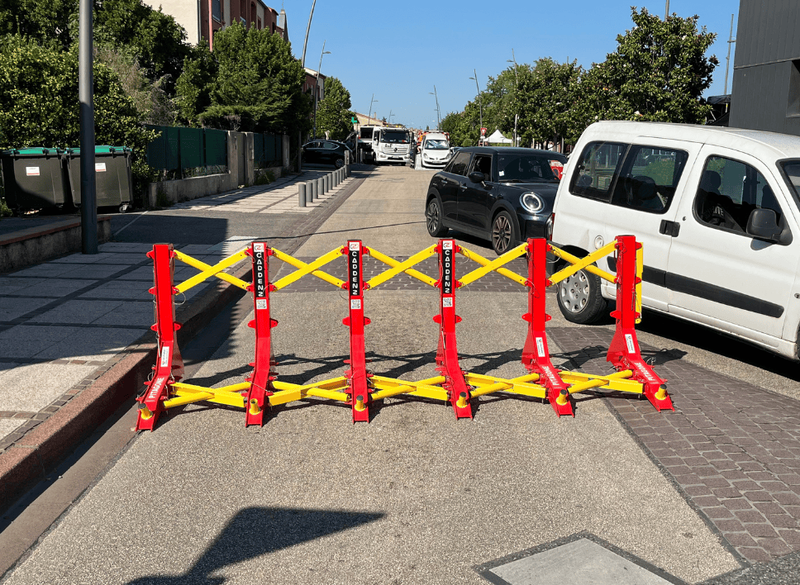 L'infranchissable - barrière anti-véhicules béliers en acier galvanisé, hauteur 1 m, longueur 0,90 m, largeur 1,04 m, poids 38,5 kg