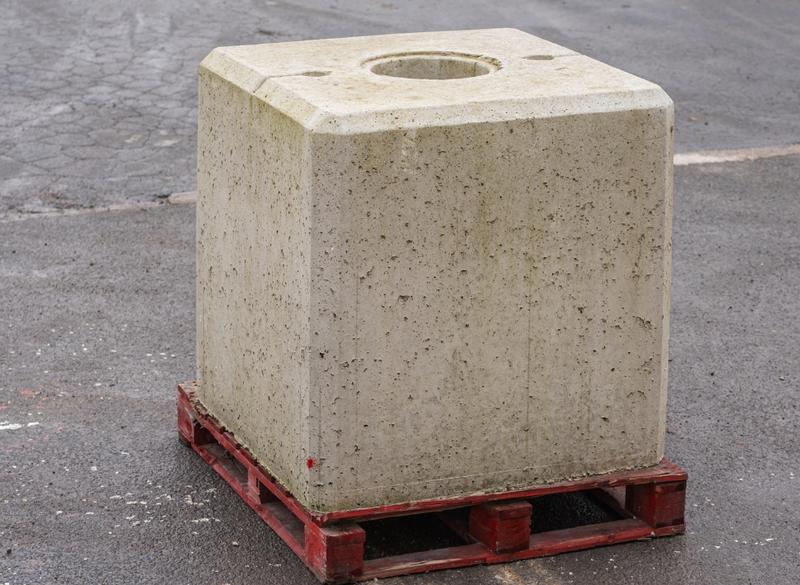 Massifs bétons pour panneaux - supports robustes et écologiques