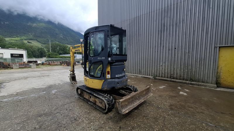 Mini pelle KOMATSU PC27MR-2 - cabine, chenilles caoutchoucs, lame, flèche monobloc, 4 godets, 3000 h, 2007