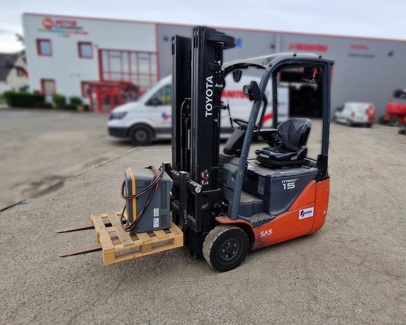 Chariot élévateur Triplex électrique 1,5T d'occasion - Capacité 1,5T, levée 4700 mm, année 2019, 2150h