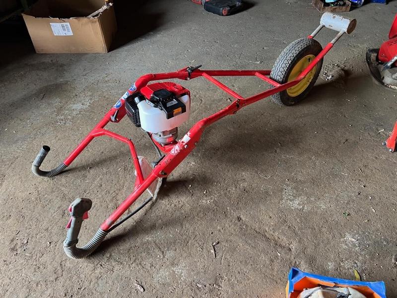 Tarière Thermique brouette PFLANZFUCHS PF400 - châssis pliable à verrouillage rapide