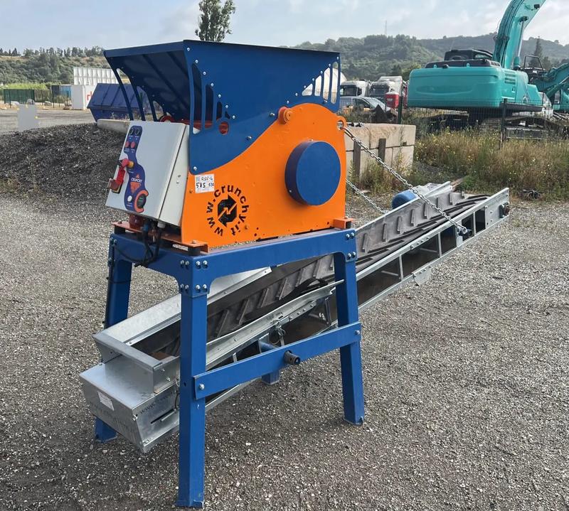 Broyeur Concasseur à béton électrique 380 V NEUF - Marque MECCIANO, moteur 4 kW, ouverture 390 mm, rendement 6 m³/h