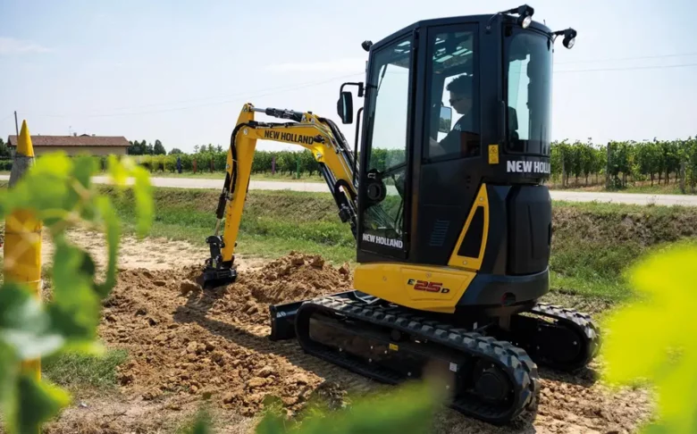 Mini-pelle New Holland Série E sur chenille - 15 modèles de 1 à 6,5 tonnes, flèche deux parties