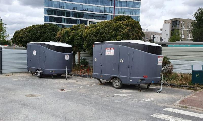 Base Vie Mobile 4 places Premium avec douche - éclairage LED, panneaux solaires, réfrigérateur, micro-ondes et chauffe-gamelles