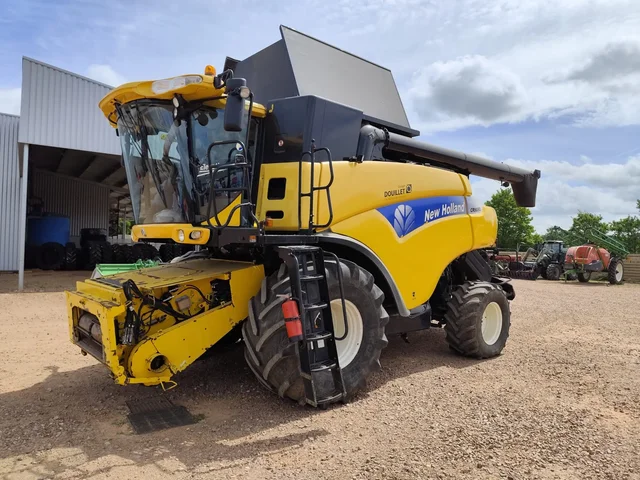 Moissonneuse-batteuse New Holland CR9080 année 2011 avec caisson autonivellant et transmission hydrostatique