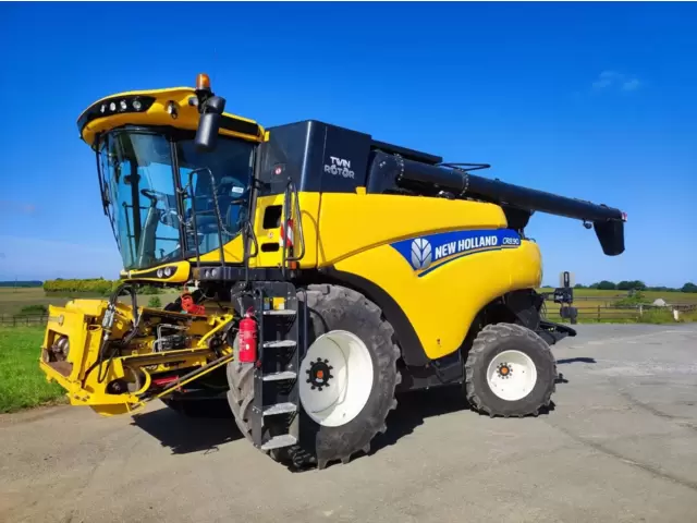 Moissonneuse-batteuse New Holland CR8.90 année 2017 9.15 m de largeur de coupe cabine climatisée
