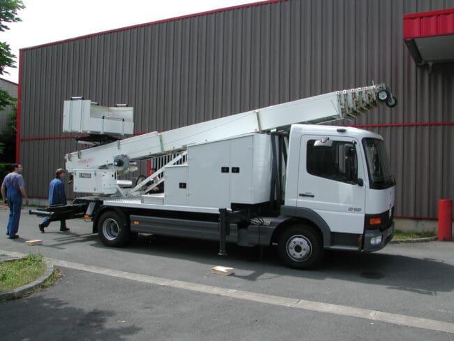 Monte-meubles sur véhicule City Truck - Capacité jusqu'à 52 m - Charge utile 400 kg - Plateforme 3,20 m x 1,87 m