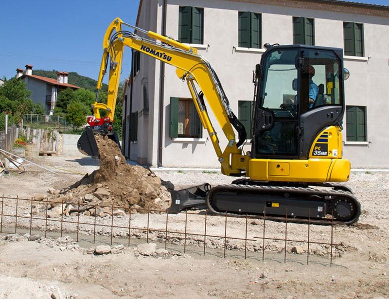 Mini pelle KOMATSU PC35 - largeur 1,74m, hauteur 2,52m, poids 3,5 tonnes