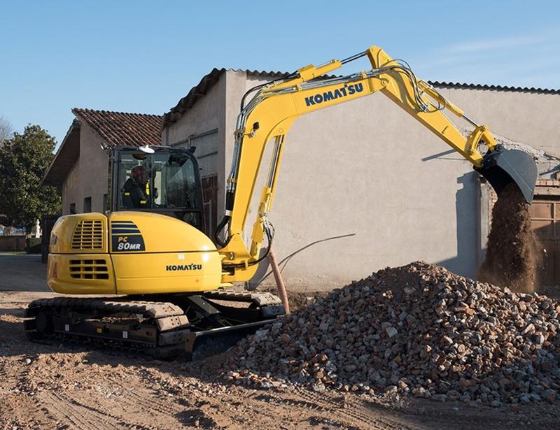Mini pelle KOMATSU PC80 - largeur 2,25m, hauteur 2,71m, poids 8 tonnes