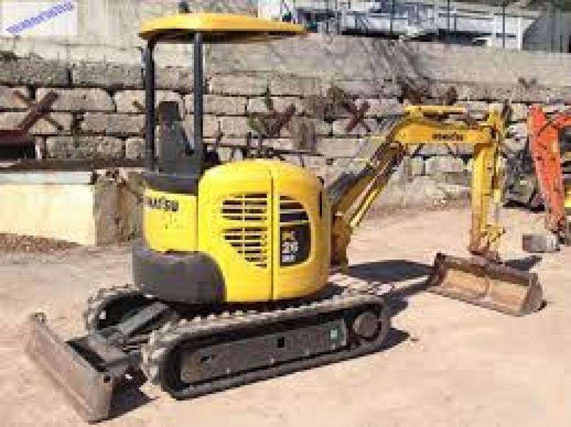 Mini-pelle KOMTASU PC26 - largeur 1,50m, hauteur 2,56m, poids 2,6 tonnes