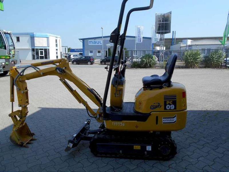 Mini pelle KOMATSU PC09 - chenille rétractable 70 cm ou 85 cm, hauteur arceau replié 1,75m, poids 900kg