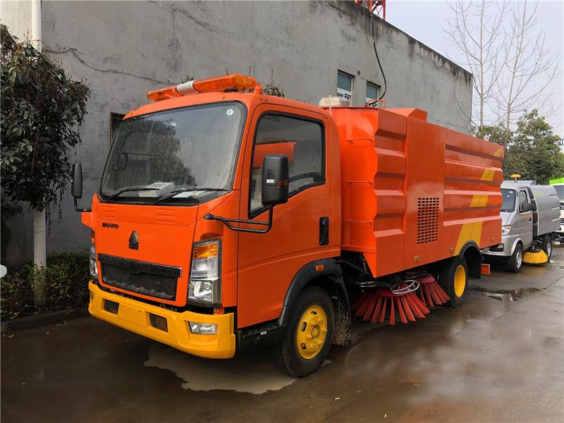 Camion balayeuse Sinotruck Howo 5 m³ - Châssis ZZ1077E3415E, 4 balais, largeur 3,5 m