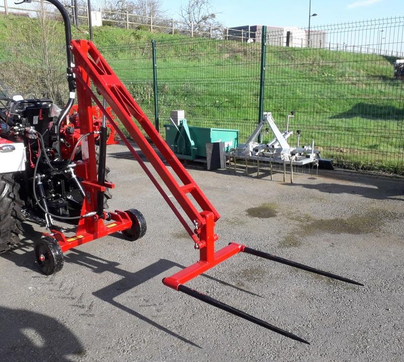 Chargeur de balles pour micro tracteur - Charge utile 400 Kg, pics 90 cm, levage 250 cm