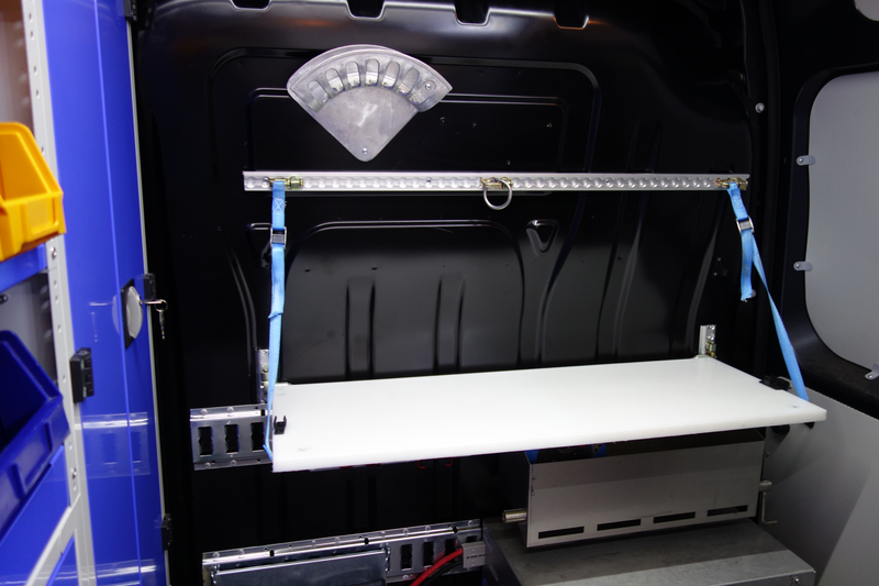 Equipement et accessoires pour fourgon - barres verticales, plan de travail, lumières et rangement optimisé