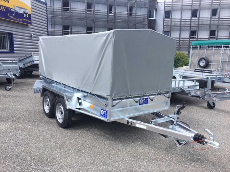 Plateaux ridelles roues sur le côté freinés PTAC 1300 kg à 3500 kg – 2 essieux