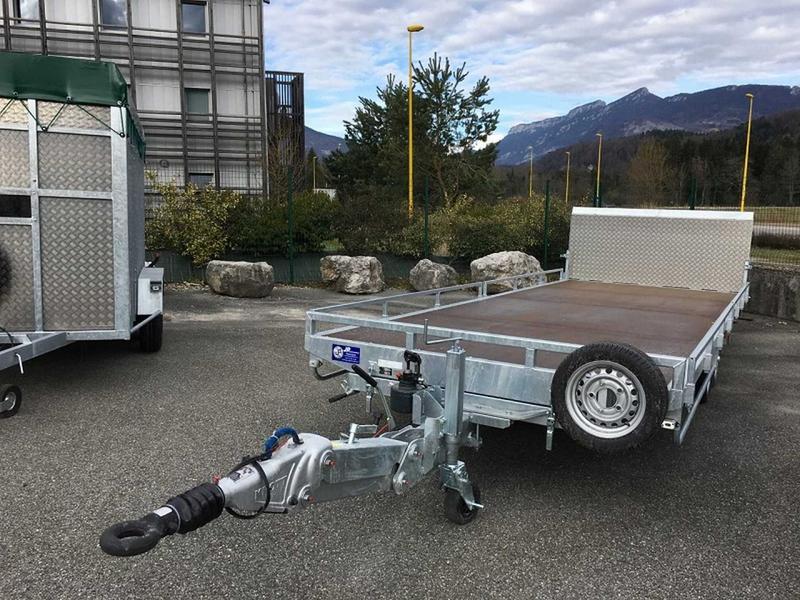 Plateau freiné roues dessous 1 et 2 essieux - Remorque galvanisée jusqu'à 3500kg PTC
