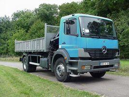 MERCEDES ATEGO 1823 - benne grue hiab 85.2 / 8.50m de flèche - 4.50 m - 186 000 km - bleu