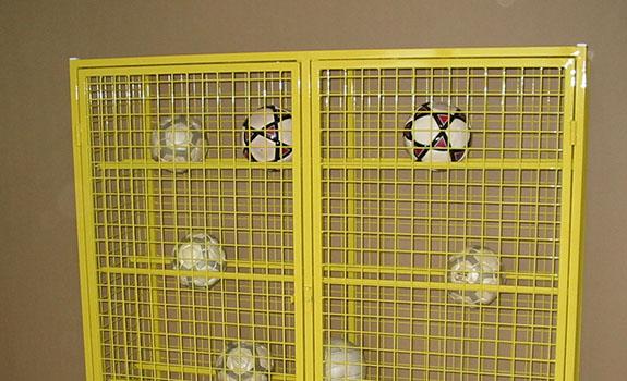 Divers - Clôtures en panneaux rigides ou grillagées, portillons, portails, armoires range ballons, repères Plifix, poteaux de corner articulés, flexibles ou rigides