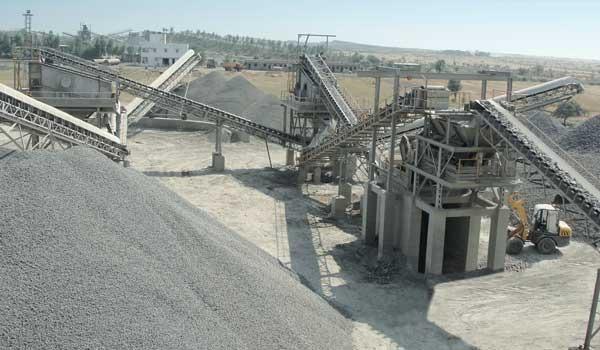 Concasseur sandvik à vendre - 25 m³ bunker avec alimentateur grizly et concasseurs à percussion secondaires