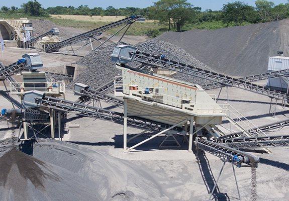 Concasseur à cône dans notre entreprise - 25 m³ bunker avec alimentateur grizzly