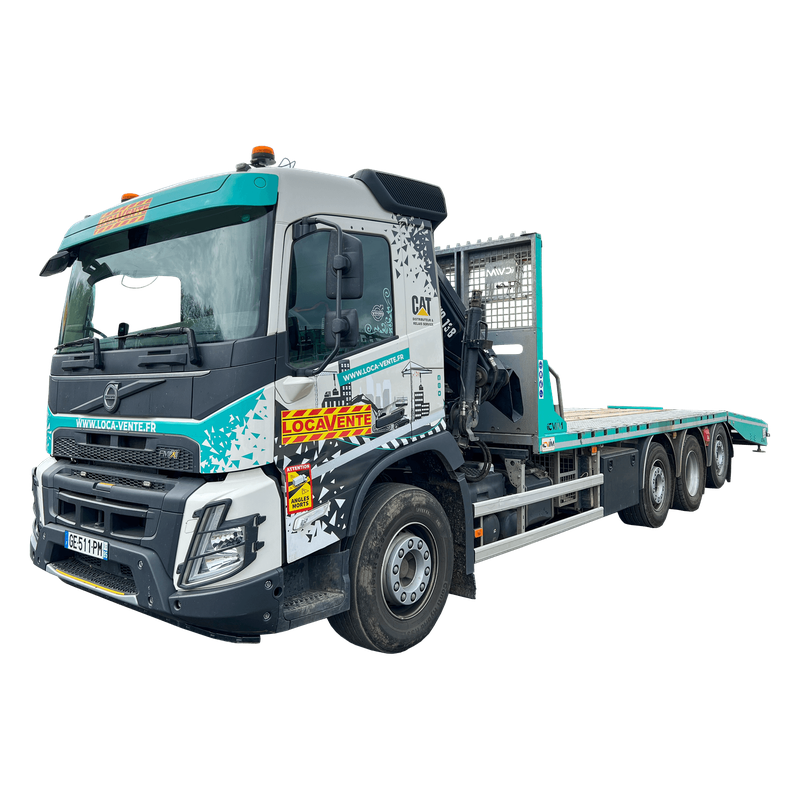 Camion porte-engins avec grue - transport et manutention d'équipements lourds