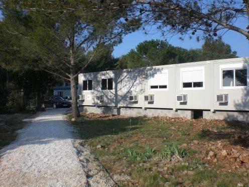 Fabrication de bureau sur-mesure en bâtiment modulaire à Nîmes dans le Gard - LOCLI