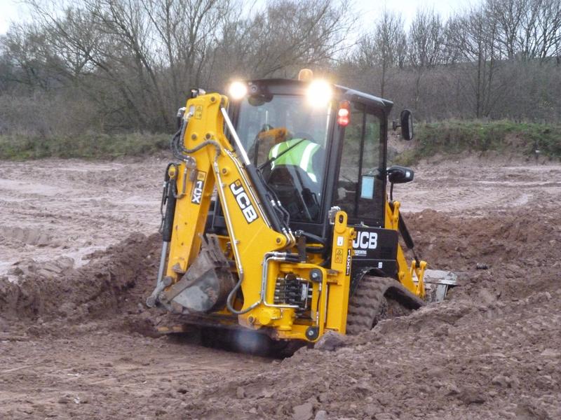 Chargeuse pelleteuse JCB 1CXT - chenilles, 49 cv, poids 4342 kg, prof. excavation 2.55/3.08 m