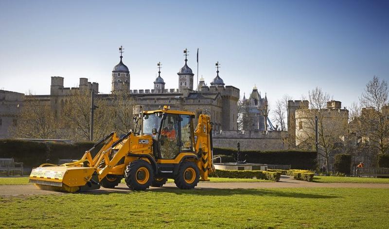 Chargeuse pelleteuse JCB 3CX Compact - 1,95 m de large, 4,33 m de profondeur de fouille, 6070 kg
