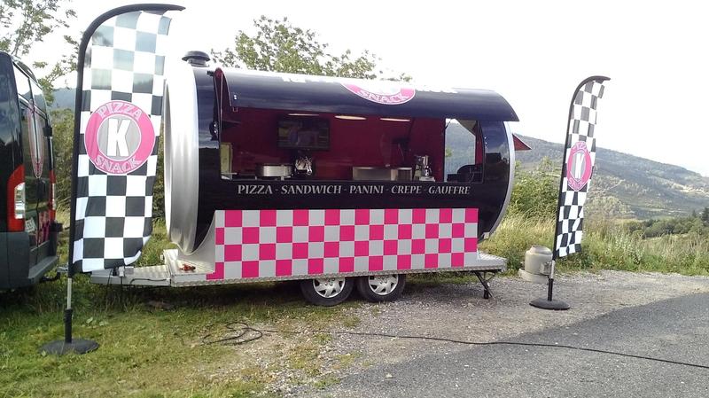 Remorque food truck équipée four à pizza, crépière, plancha, cafetière, congélateur et groupe électrogène