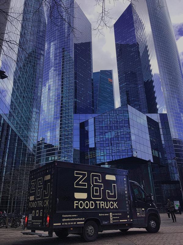 Food Truck - Aménagé à neuf en 2015, grande capacité de stockage froid (env. 900 litres) et sec, très bon état