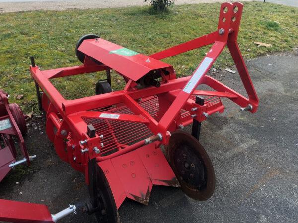 Arracheuse de pomme de terre DELMORINO DM100 d'occasion - Pour tracteurs 30-50 cv, largeur 60 cm, transmission 540 tr/min