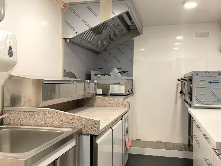 Remorque foodtruck blanche aménagée NOVATRUCK - sur-mesure pour snack et restaurant ambulant