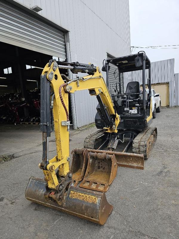 Mini-pelle YANMAR SV26 d’occasion - Canopy, chenilles caoutchouc, poids 2485 kg, année 2020, 1362 heures, ligne BRH, attache rapide mécanique MORIN, 3 godets